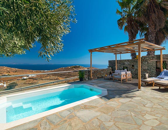 Η πισίνα στο ένα διαμέρισμα στο Efthymia apartments στη Σίφνο