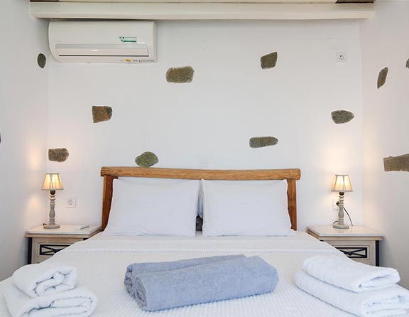 Υπνοδωμάτιο με διπλό κρεβάτι στο Efthymia apartments