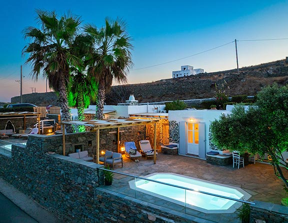 Το Efthymia apartments το βράδυ