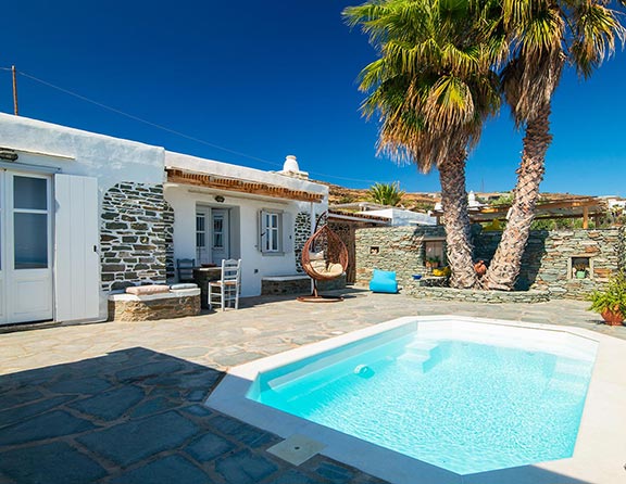 Η πισίνα σε ένα από τα διαμερίσματα στο Efthymia apartments στη Σίφνο