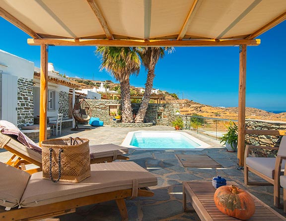 Καθιστικό και εξωτερικοί χώροι στο Efthymia apartments στη Σίφνο