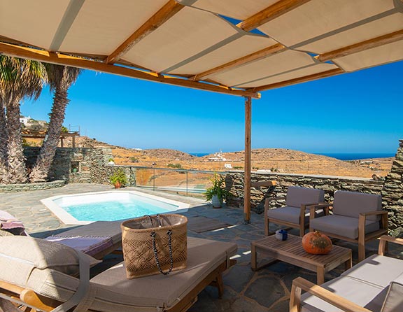 Ο χώρος της πισίνας σε ένα από τα διαμερίσματα