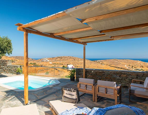 Ο χώρος της πισίνας σε ένα από τα διαμερίσματα