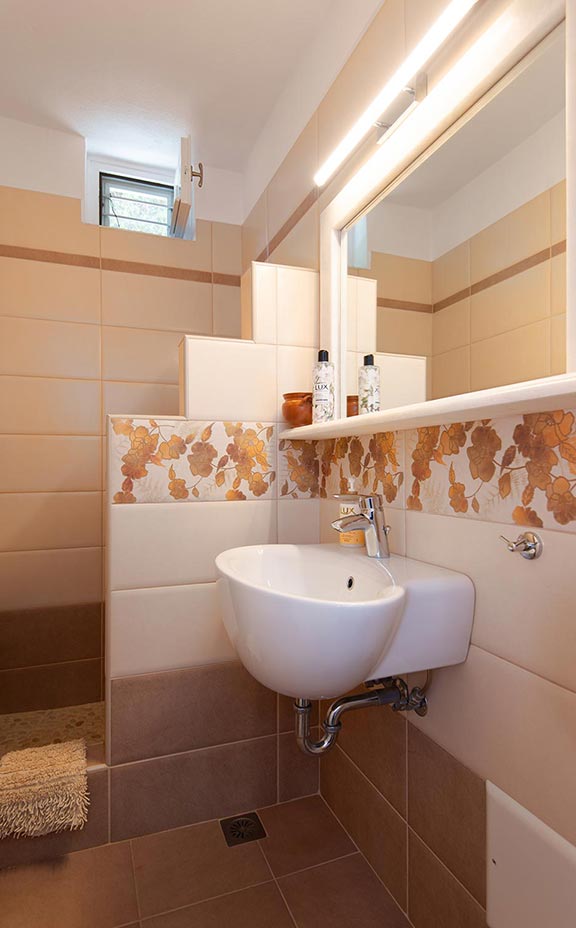 Μοντέρνο μπάνιο σε ένα από τα διαμερίσματα στο Efthymia apartments στη Σίφνο