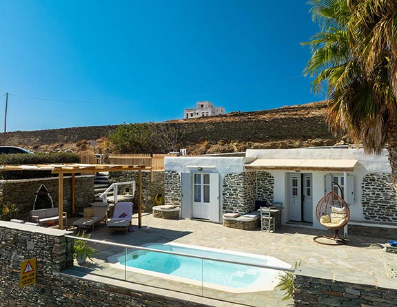 Οι εξωτερικοί χώροι του Efthymia apartments στη Σίφνο